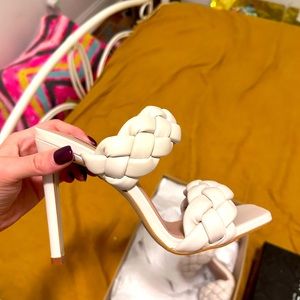 BRAND NEW STEVE MADDEN HEELS OFF-WHITE7.5